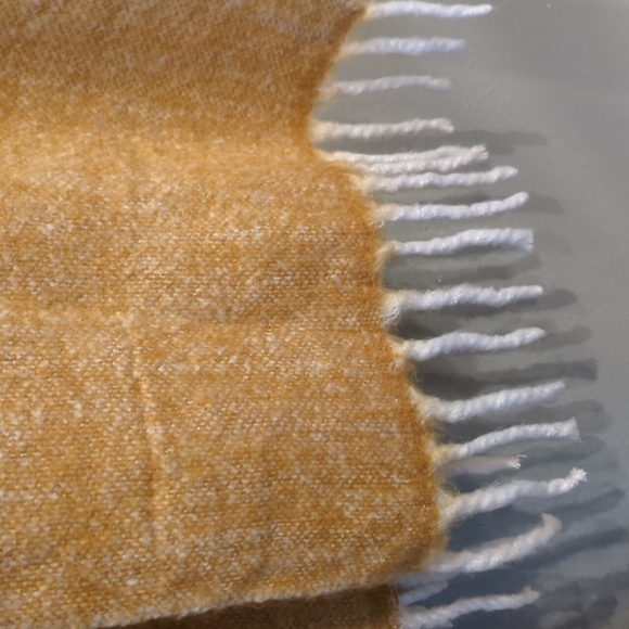 Unmade Copenhagen Sweater Blanket Scarf Wrap Fringe Acrylic Denmark - Picture 4 of 8